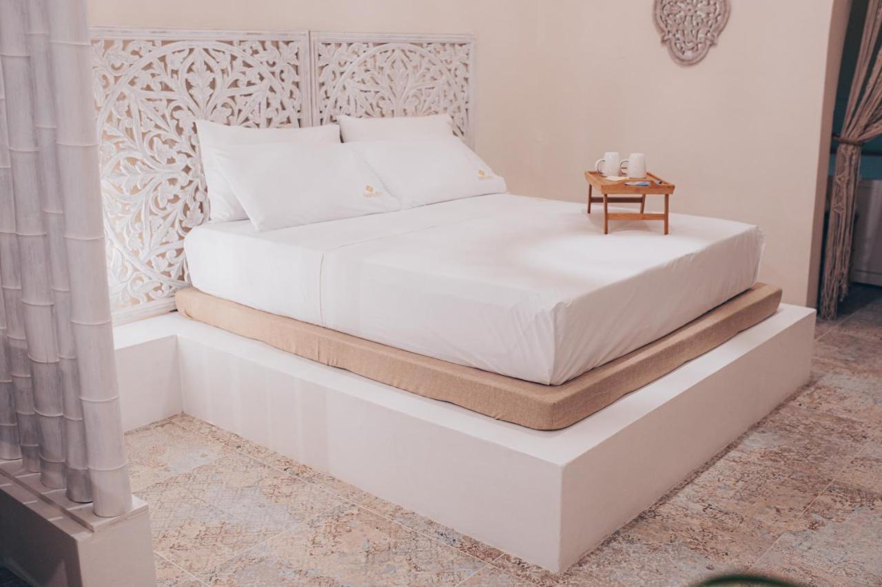 Amira 1899 Luxury Suite Галатина Екстериор снимка