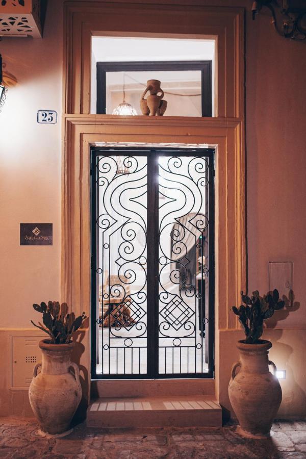 Amira 1899 Luxury Suite Галатина Екстериор снимка